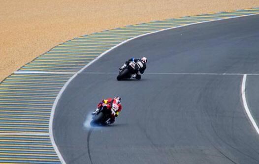 La crevaison du pneu avant de David Dumain lors des 24h moto au Mans. (Photo DR)