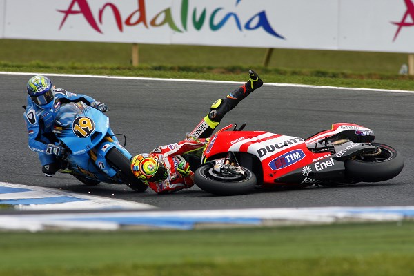 MotoGP chute de Valentino Rossi durant le Grand Prix MotoGP d'Australie 2011