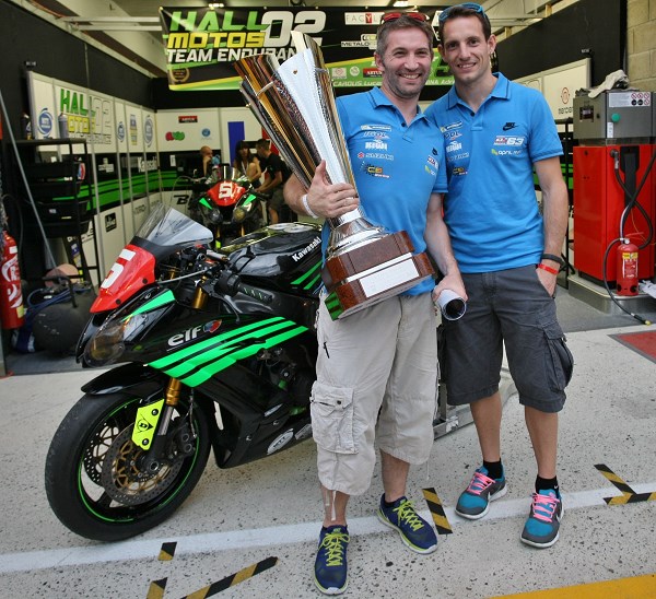 David Dumain (à gauche) et Renaud Lavillenie (à droite) lors des 24 heures du Mans moto 2014. (Photo DR)