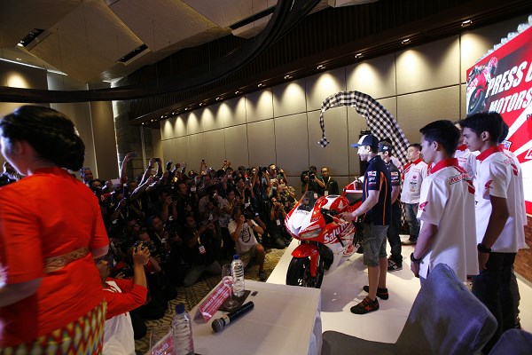 Honda présente sa MotoGP 2015 à Bali. 
