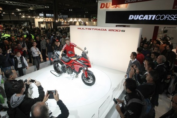 Carlos Checa avait déjà flashé sur la nouvelle Ducati lors du salon EICMA de Milan. 