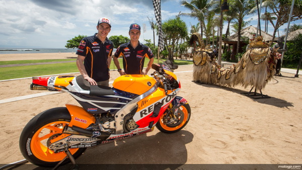 Marc Marquez et Dani Pedrosa (ébloui pas le soleil ?) étaient présents à Bali pour présenter la nouvelle Honda Repsol. (Photo MotoGP)