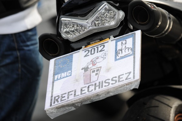 Une seule taille de plaque d'immatriculation autorisée pour les motos