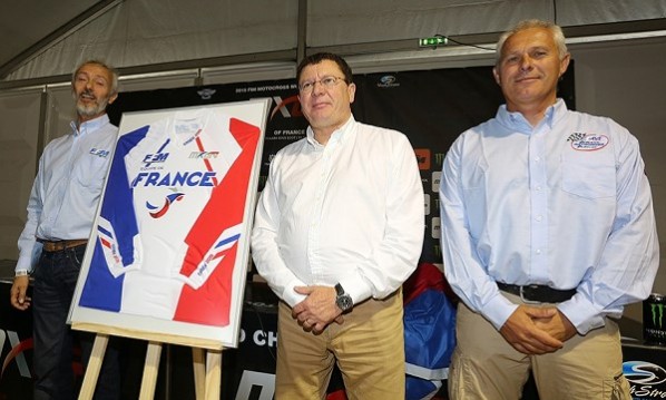 Jacques Bolle - Président de la FFM (au centre), Philippe Thiebaut - Directeur Technique National (à gauche) et Pascal Finot - Entraîneur National ont dévoilé le maillot de l’Equipe de France pour le Motocross des Nations 2015. (Photo : mediacross).