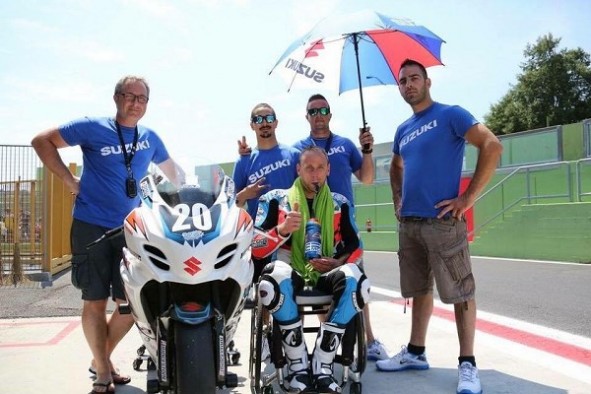 Stéphane Paulus et son équipe au championnat du monde handisport moto en Italie.