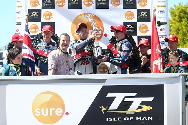 Tourist Trophy 2015 : les frères Birchall remportent la 1ere course de Sidecar