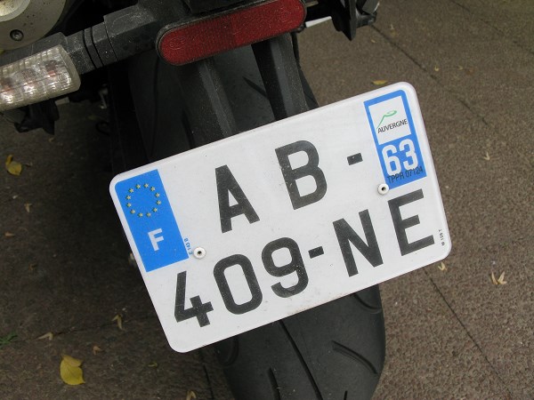 Une seule taille de plaque d'immatriculation pour moto, cyclimoteurs, tricycles et quad