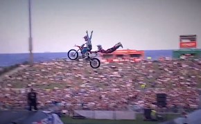 Vidéo : Faire de la moto à deux, c?est simple. Trop simple d?ailleurs quand on s?appelle Robbie Maddison. C?est pourquoi le pilote moto a décidé de faire une figure de freestyle motocross? A deux ! Ce mec est fou !